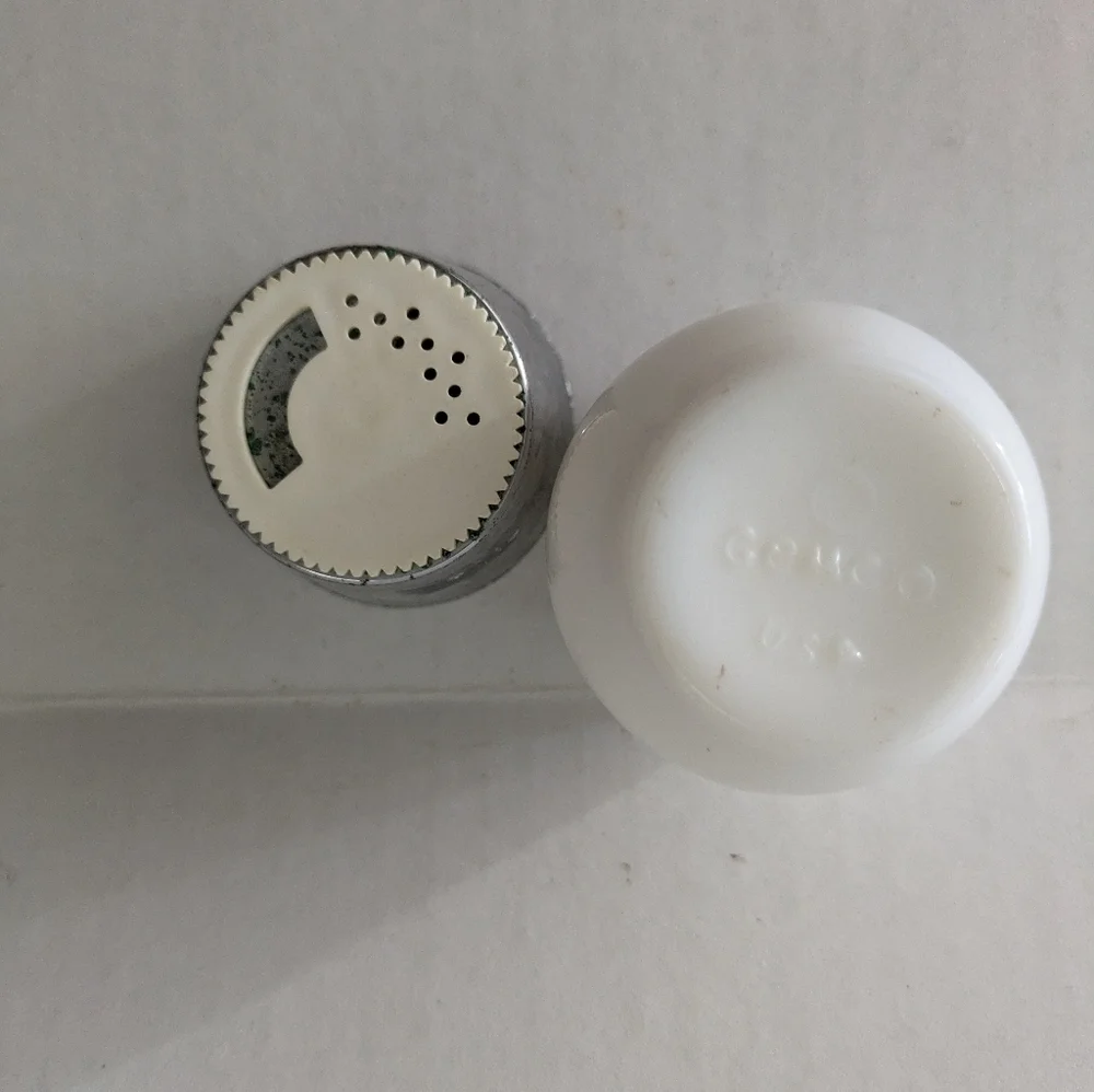 Gemco / Corningware  Vintage 1970’s Milk Glass Spice of Life Shaker